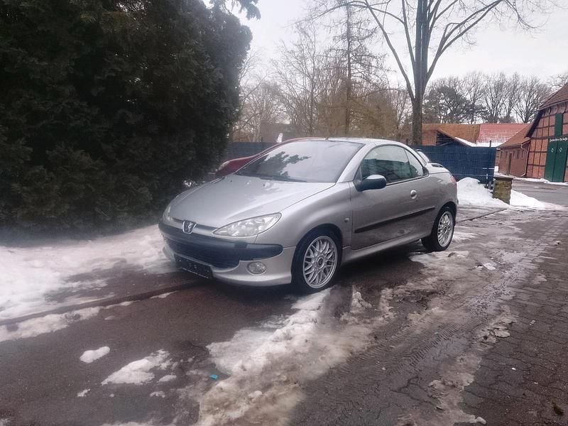 Grau Gebraucht 2002 Peugeot 206 CC Cabrio | 1.300 € (Fairer Preis) - Bild 1/4