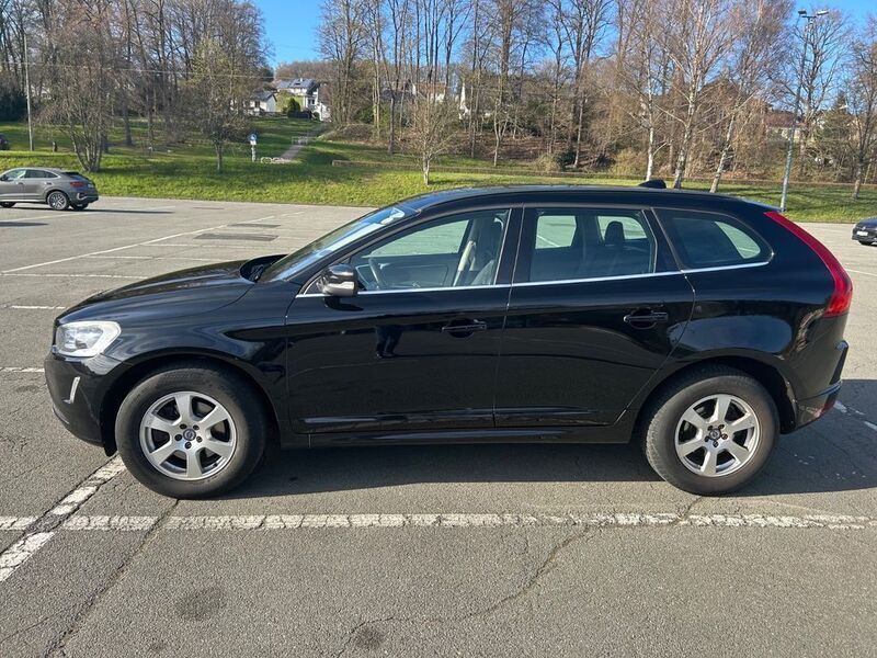 Schwarz Gebraucht 2016 Volvo XC60 Momentum SUV | 12.900 € (Superpreis) - Bild 1/4