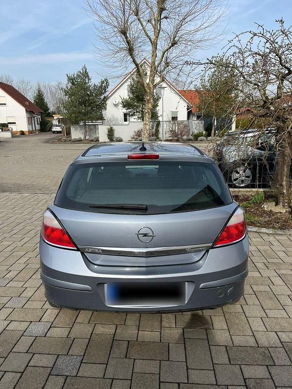 Second-hand Opel Astra 105 CP (77 kW) 2006 Argintiu Berlinǎ