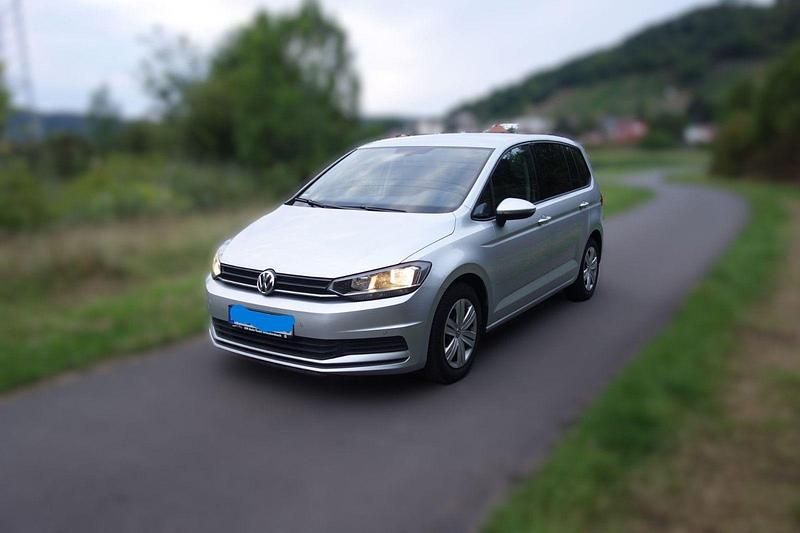 Silber Gebraucht 2017 VW Touran Comfortline Van / Kleinbus | 12.600 € (Guter Preis) - Bild 1/4