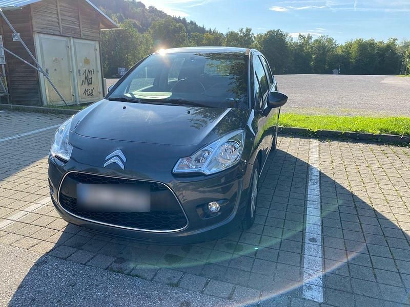 Grau Gebraucht 2012 Citroën C3 SELECTION Kleinwagen | 3.750 € (Fairer Preis) - Bild 1/4