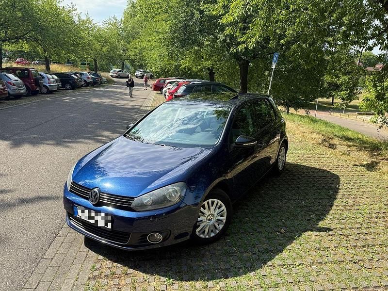 Blau Gebraucht 2011 VW Golf VI Style Kleinwagen | 2.190 € - Bild 1/4