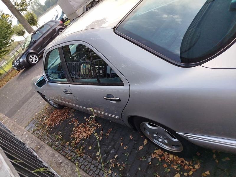 Gebraucht Mercedes E230 Avantgarde 150 PS (110 kW) 1997 Silber Limousine