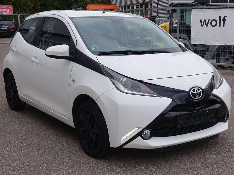 Solid white Gebraucht 2017 Toyota Aygo Business Edition Kleinwagen | 7.999 € (Guter Preis) - Bild 1/4