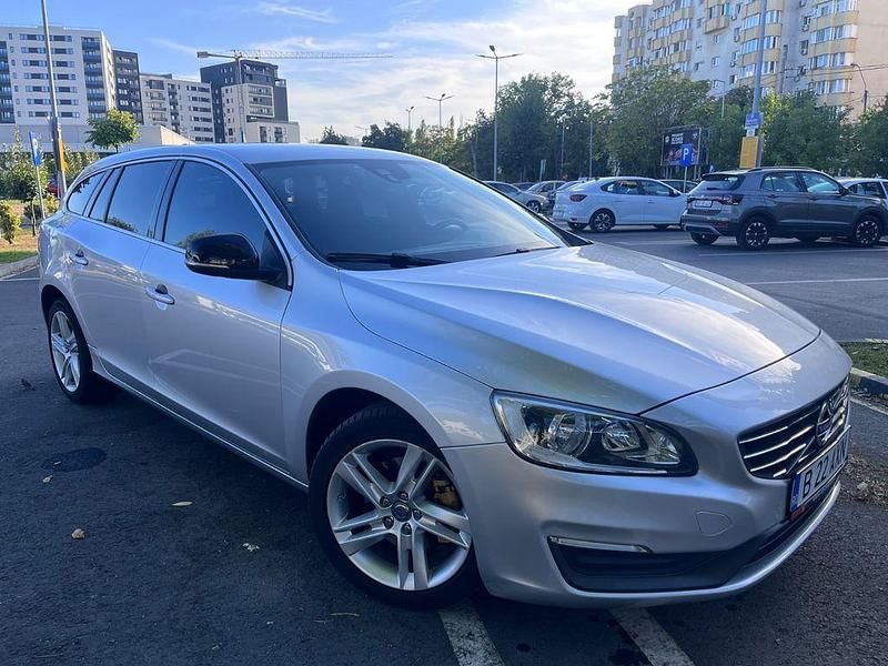 Schwarz Gebraucht 2015 Volvo V60 Momentum Kombi | 7.300 € (Fairer Preis) - Bild 1/4