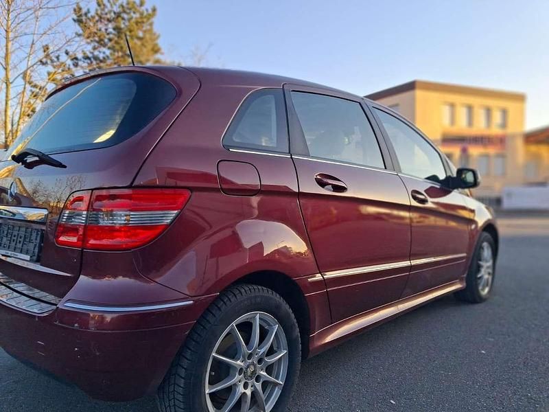 Gebraucht Mercedes B200 136 PS (100 kW) 2011 Rot Van / Kleinbus