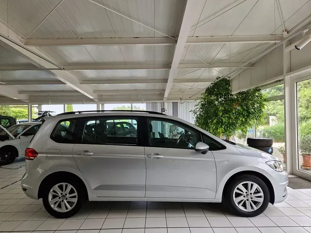Gebraucht VW Touran Comfortline 150 PS (110 kW) 2022 Silber Van / Kleinbus