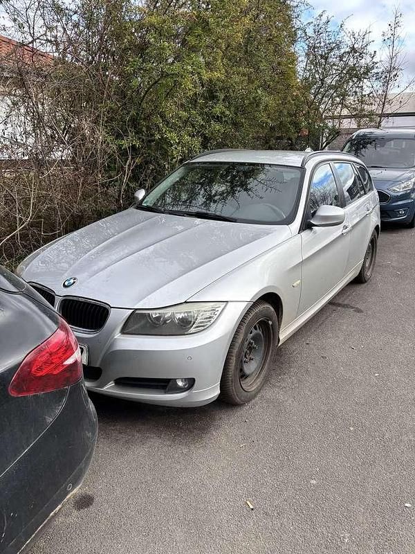 Gebraucht BMW 318 143 PS (105 kW) 2011 Grau Kombi
