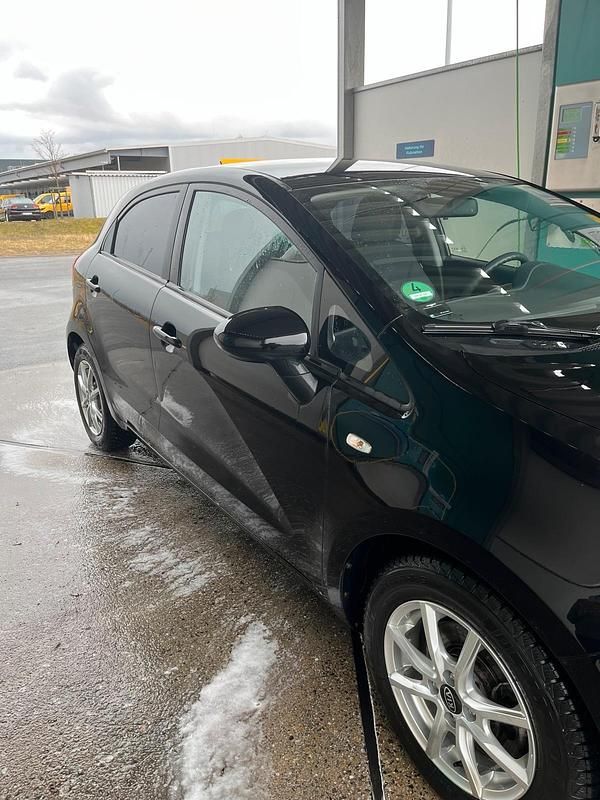 Second-hand Kia Rio 109 CP (80 kW) 2011 Negru Hatchback