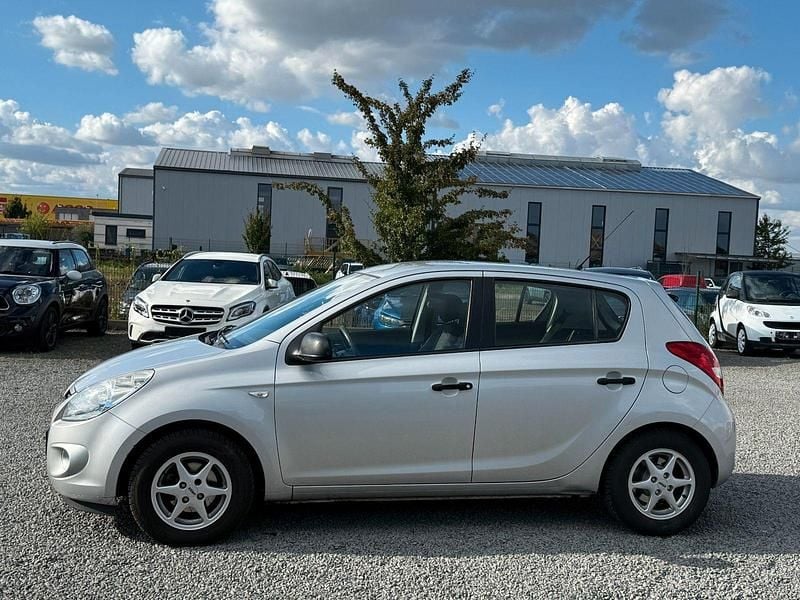 Silber Gebraucht 2011 Hyundai i20 Kleinwagen | 2.950 € (Superpreis) - Bild 1/4