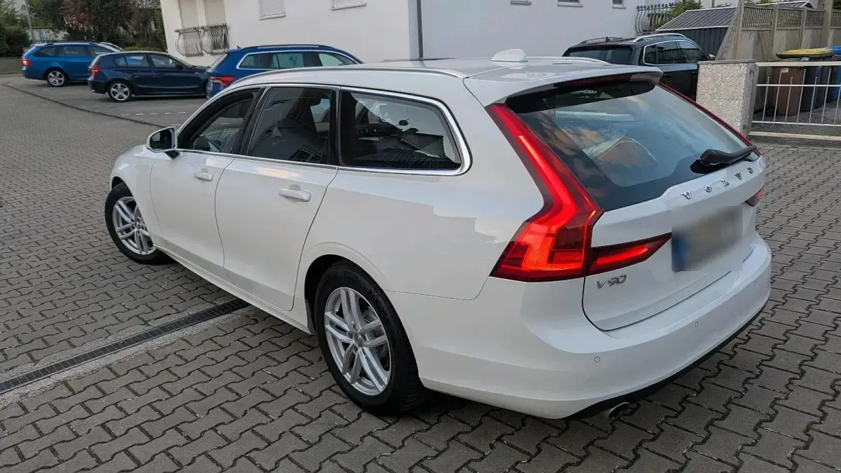 Gebraucht Volvo V90 Momentum 190 PS (139 kW) 2020 Weiß Kombi