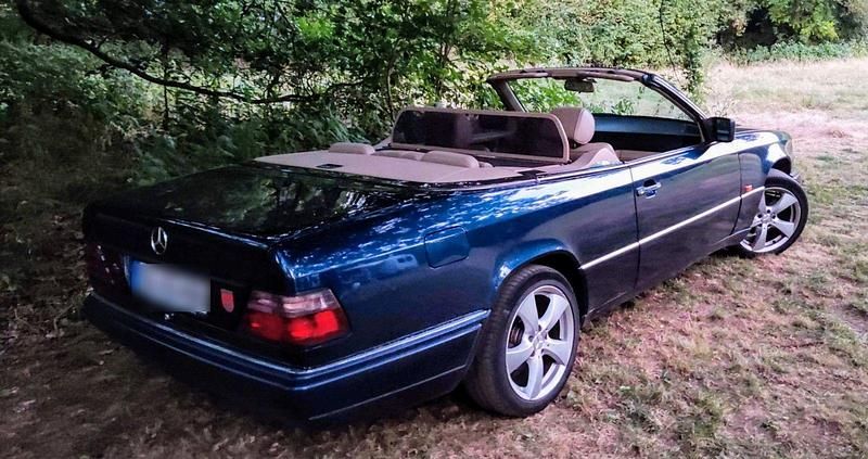 Gebraucht Mercedes E220 150 PS (110 kW) 1996 Blau Cabrio