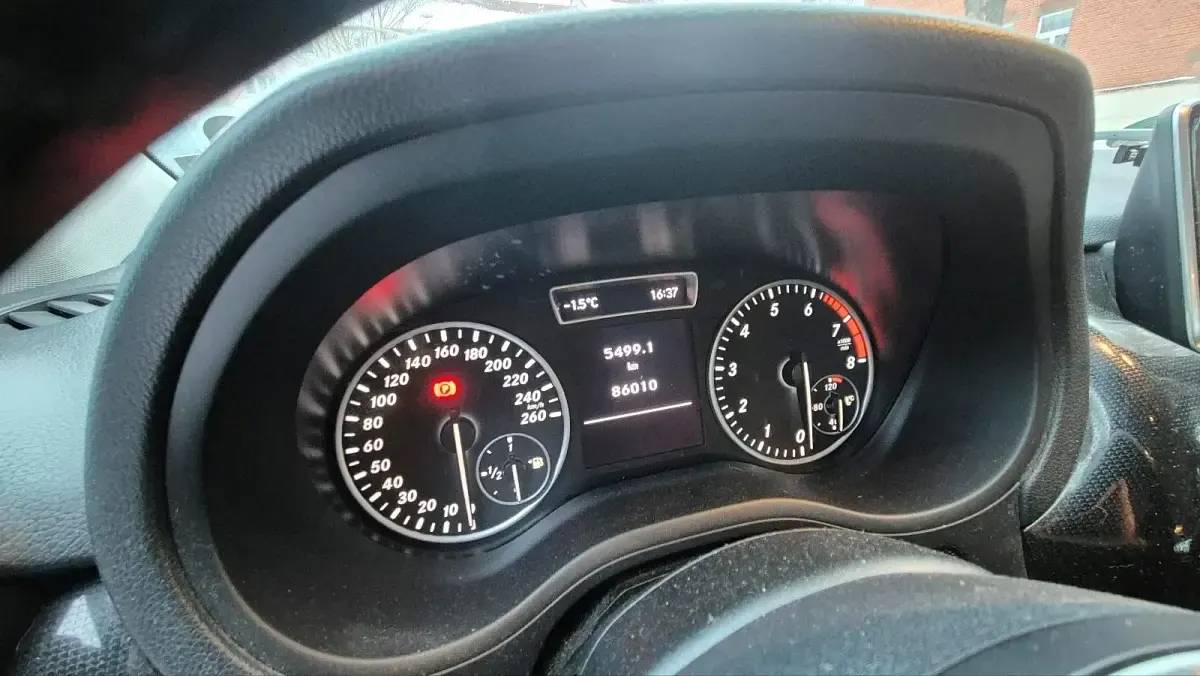 Gebraucht Mercedes B180 Style 122 PS (89 kW) 2014 Weiß Van / Kleinbus