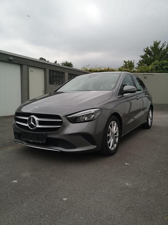 Grau Gebraucht 2019 Mercedes B180 Progressive Van / Kleinbus | 17.900 € (Fairer Preis) - Bild 1/4