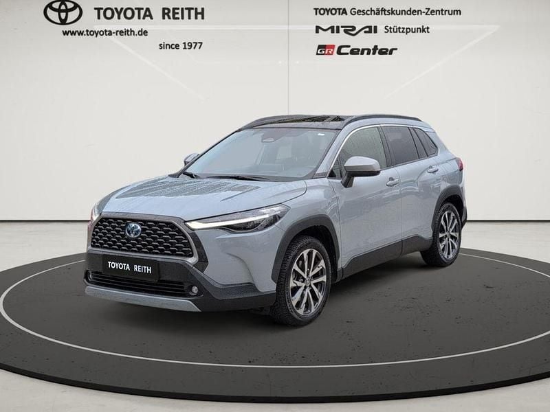 Cement grey Gebraucht 2022 Toyota Corolla Cross Team SUV | 31.440 € (Fairer Preis) - Bild 1/4