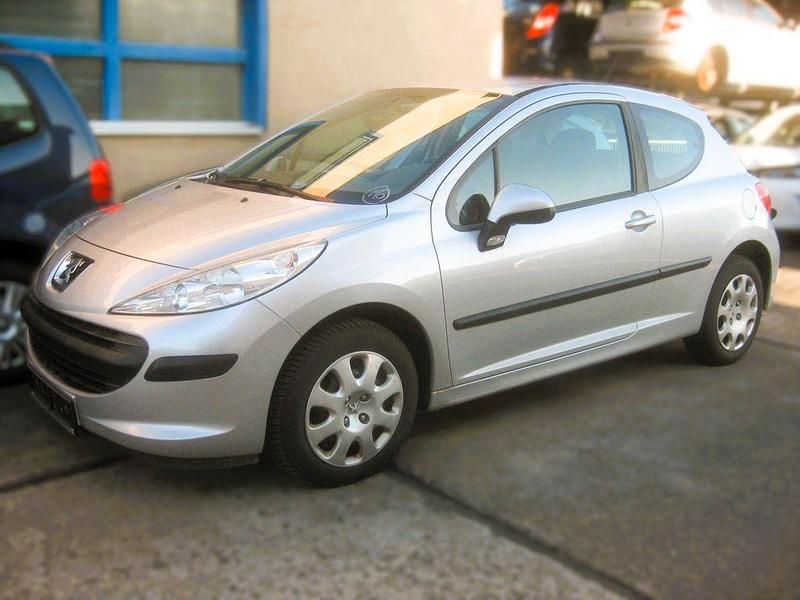 Silber Gebraucht 2007 Peugeot 207 Tendance Limousine | 3.899 € (Etwas zu teuer) - Bild 1/4