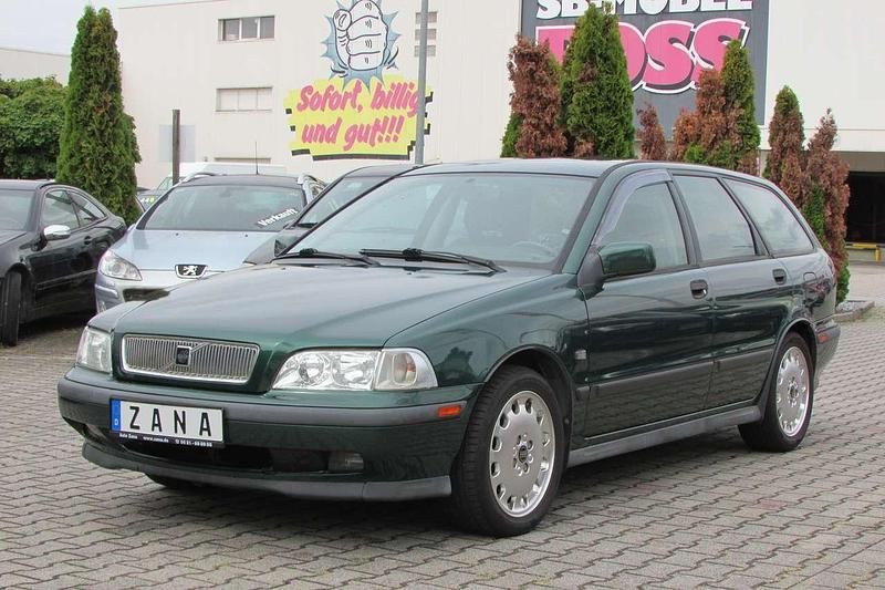 Grün Gebraucht 1998 Volvo V40 Kombi | 3.333 € (Fairer Preis) - Bild 1/4