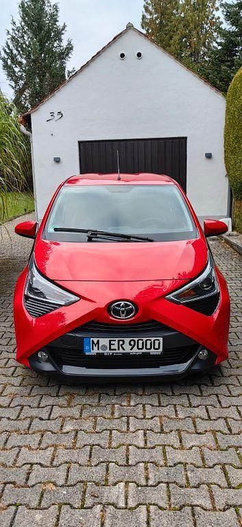 Rot Gebraucht 2021 Toyota Aygo Team Kleinwagen | 11.300 € (Guter Preis) - Bild 1/4