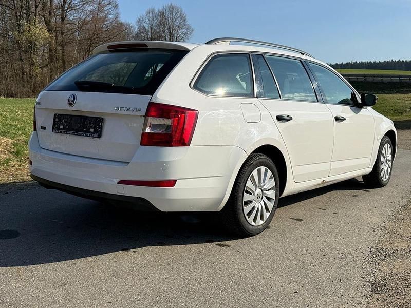 Gebraucht Skoda Octavia Active 140 PS (102 kW) 2014 Weiß Kleinwagen