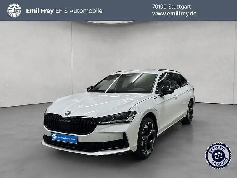 Kristallweiß uni Neu 2025 Skoda Superb SportLine Kombi | 61.530 € - Bild 1/3