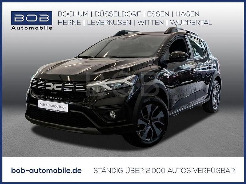 Perlmuttschwarz met Gebraucht 2025 Dacia Sandero Expression Kleinwagen | 17.888 € (Fairer Preis) - Bild 1/3
