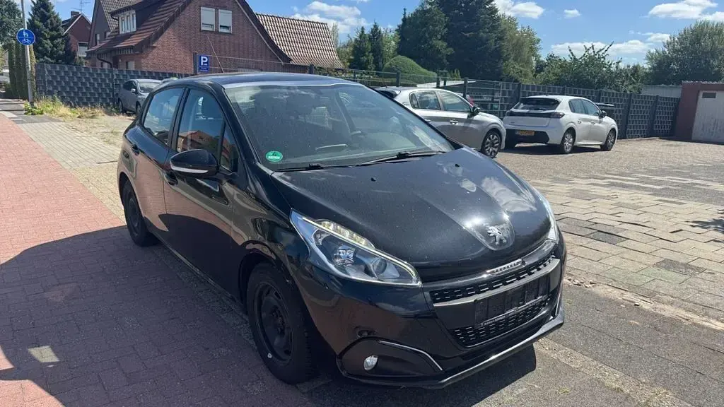 Gebraucht Peugeot 208 Active 82 PS (60 kW) 2017 Schwarz Kleinwagen