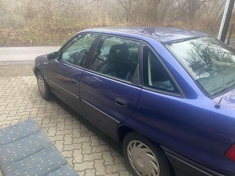 Gebraucht Opel Astra 90 PS (66 kW) 1996 Blau Limousine