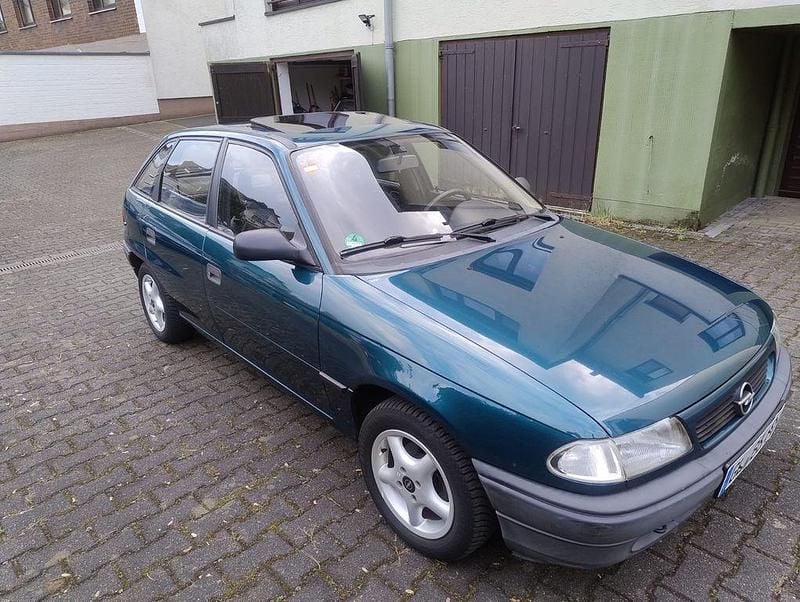 Second-hand Opel Astra 71 CP (52 kW) 1995 Berlinǎ