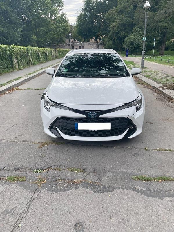 Weiß Gebraucht 2020 Toyota Corolla Business Edition Kombi | 15.400 € - Bild 1/4