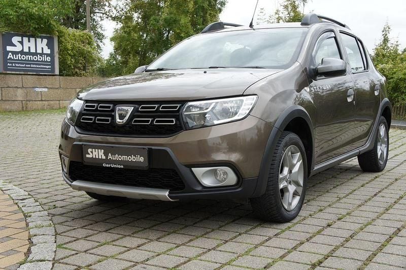 Braun Gebraucht 2017 Dacia Sandero Stepway Kleinwagen | 7.400 € (Fairer Preis) - Bild 1/4