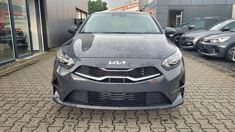 Gebraucht Kia Ceed 140 PS (102 kW) 2025 Penta grau h8g Kleinwagen