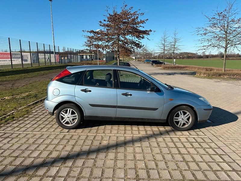 Second-hand Ford Focus 101 CP (74 kW) 2004 Albastru Berlinǎ