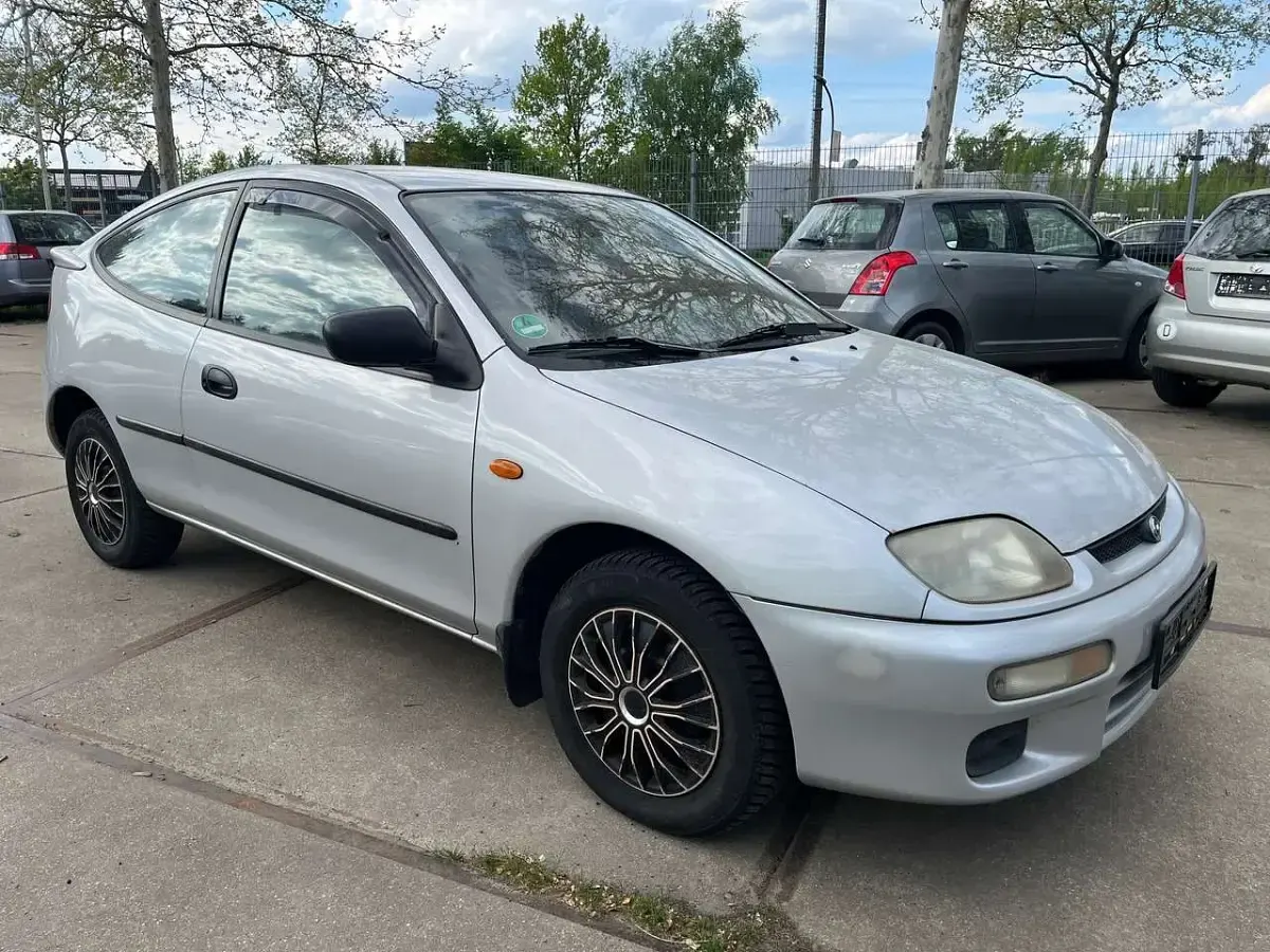Używany Mazda 323C 88 KM (64 kW) 1997 Srebrny Sedan/Limuzyna