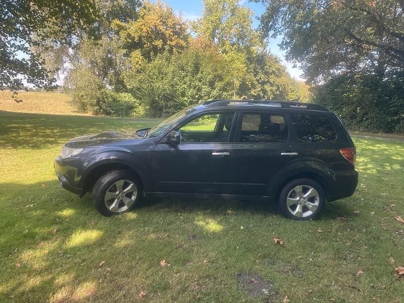 Grau Gebraucht 2012 Subaru Forester SUV | 5.250 € (Fairer Preis) - Bild 1/4