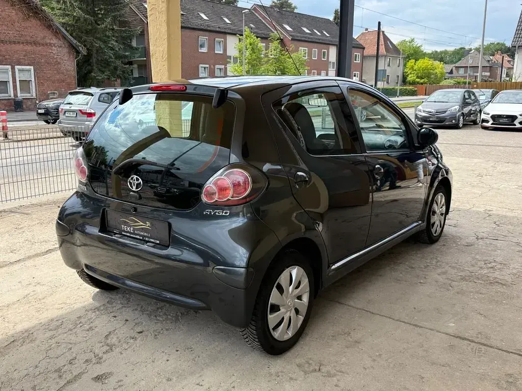 Używany Toyota Aygo 68 KM (50 kW) 2012 Szary Hatchback
