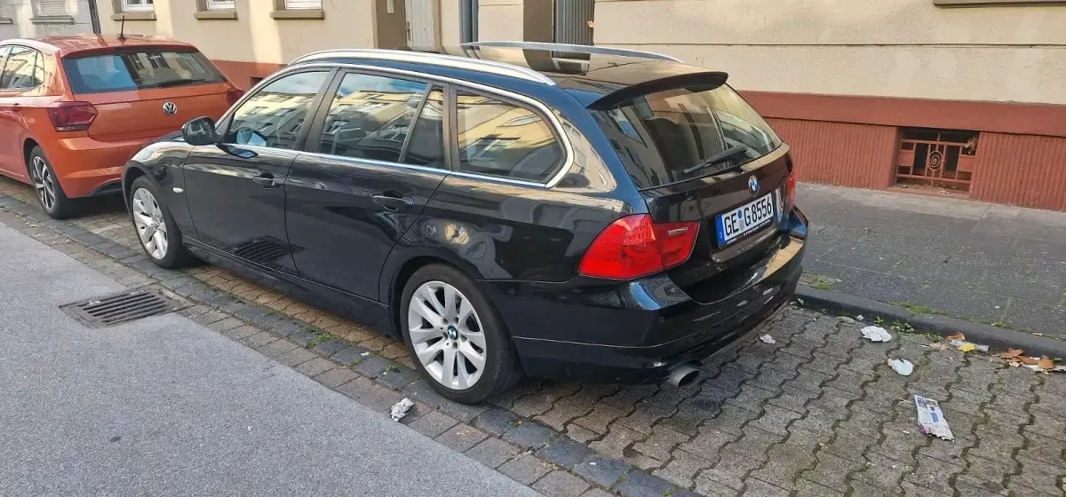 Gebraucht BMW 318 143 PS (105 kW) 2012 Schwarz Kombi