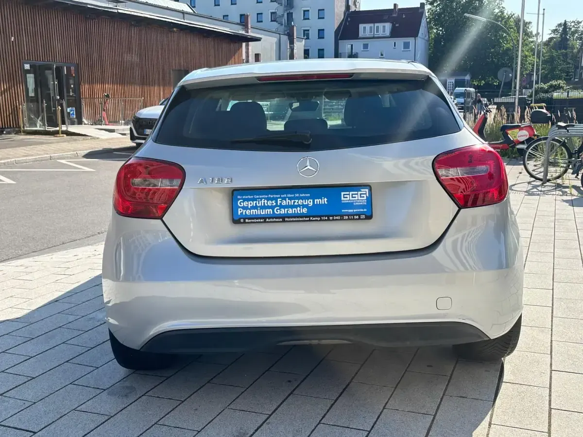 Gebraucht Mercedes A180 122 PS (89 kW) 2015 Silber Kleinwagen