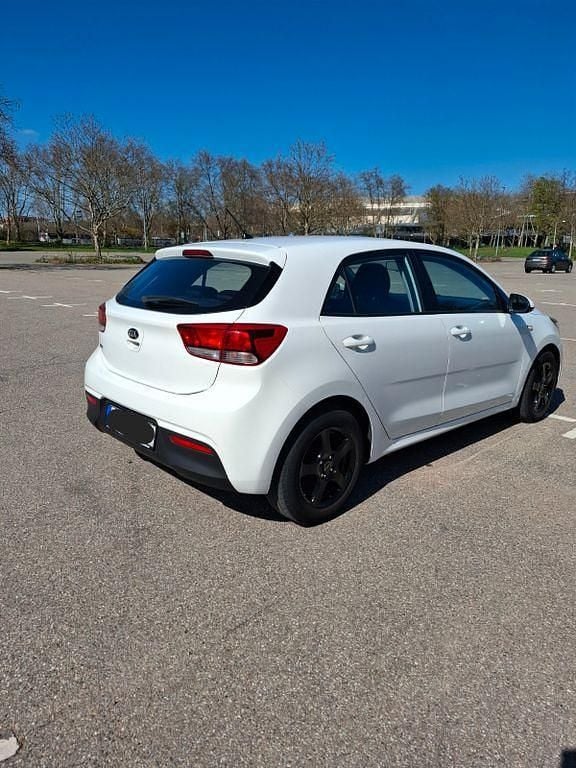 Gebraucht Kia Rio Attract 84 PS (61 kW) 2020 Weiß Limousine
