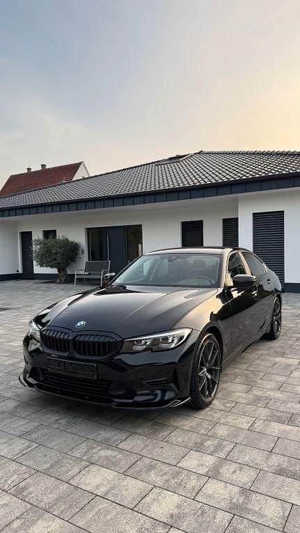 Schwarz Gebraucht 2021 BMW 318 M Performance Limousine | 24.850 € (Etwas zu teuer) - Bild 1/4