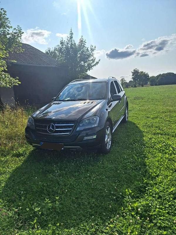 Schwarz Gebraucht 2011 Mercedes ML300 SUV | 13.000 € (Fairer Preis) - Bild 1/4