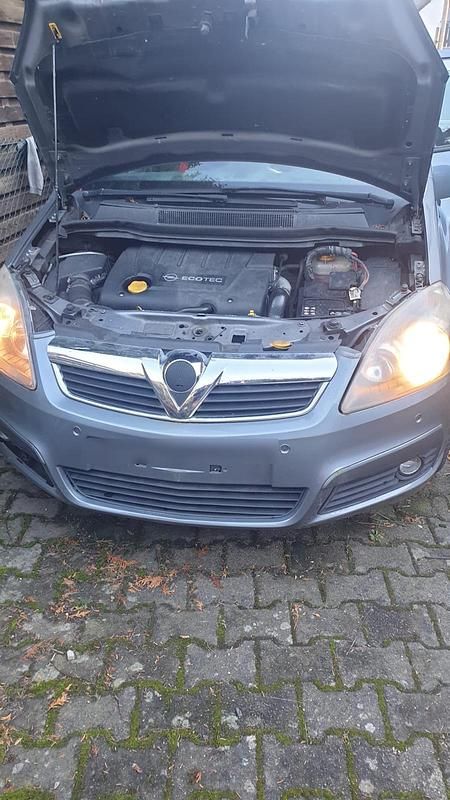 Silber Gebraucht 2005 Opel Zafira Van / Kleinbus | 750 € (Superpreis) - Bild 1/4