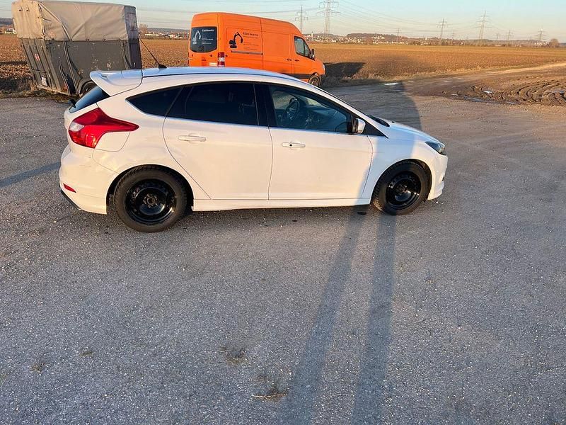 Gebraucht Ford Focus 125 PS (91 kW) 2013 Weiß Limousine