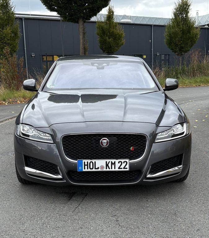 Grau Gebraucht 2016 Jaguar XF Portfolio Limousine | 22.200 € (Etwas zu teuer) - Bild 1/4
