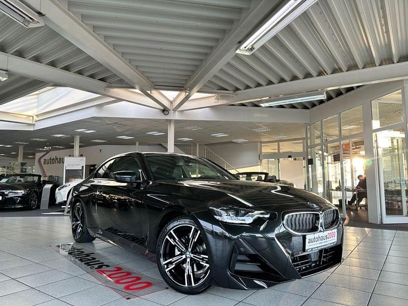 Black sapphire metallic Gebraucht 2022 BMW 220 M Sport Coupé | 35.950 € (Fairer Preis) - Bild 1/4