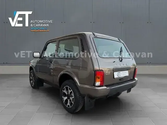 Używany Lada Urban 83 KM (61 kW) 2022 Brązowy SUV