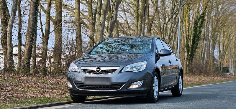 Gebraucht Opel Astra 100 PS (73 kW) 2011 Andere farben Kleinwagen