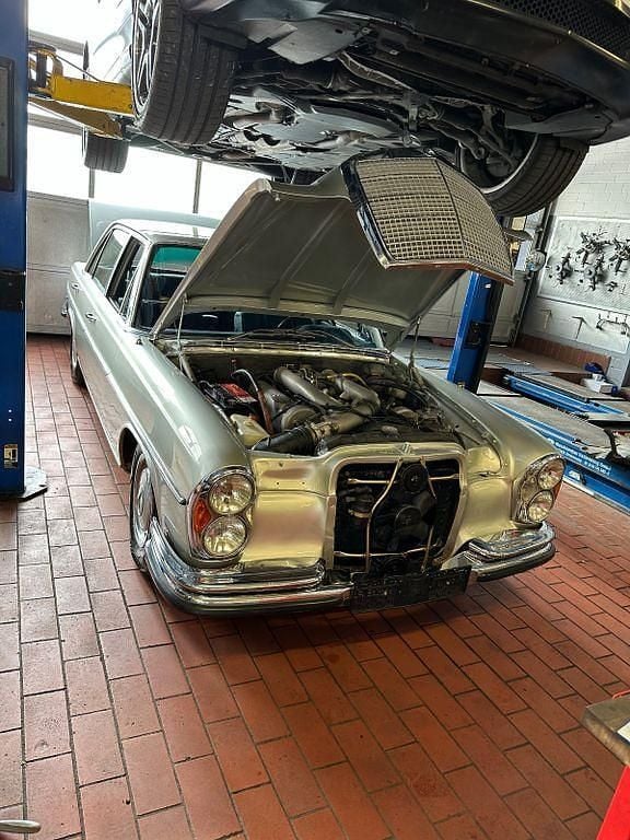 Gebraucht Mercedes 300 250 PS (183 kW) 1970 Silber Limousine