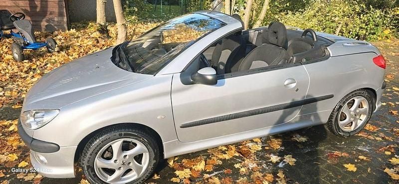 Silber Gebraucht 2003 Peugeot 206 CC Platinum Cabrio | 1.299 € (Superpreis) - Bild 1/4