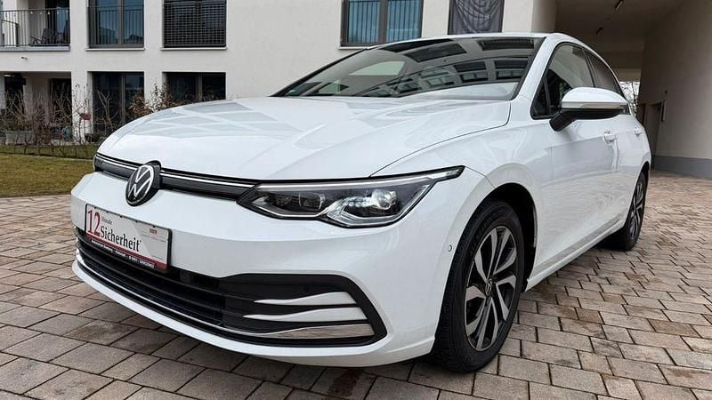 Gebraucht VW Golf VIII Active 131 PS (96 kW) 2022 Weiß Limousine