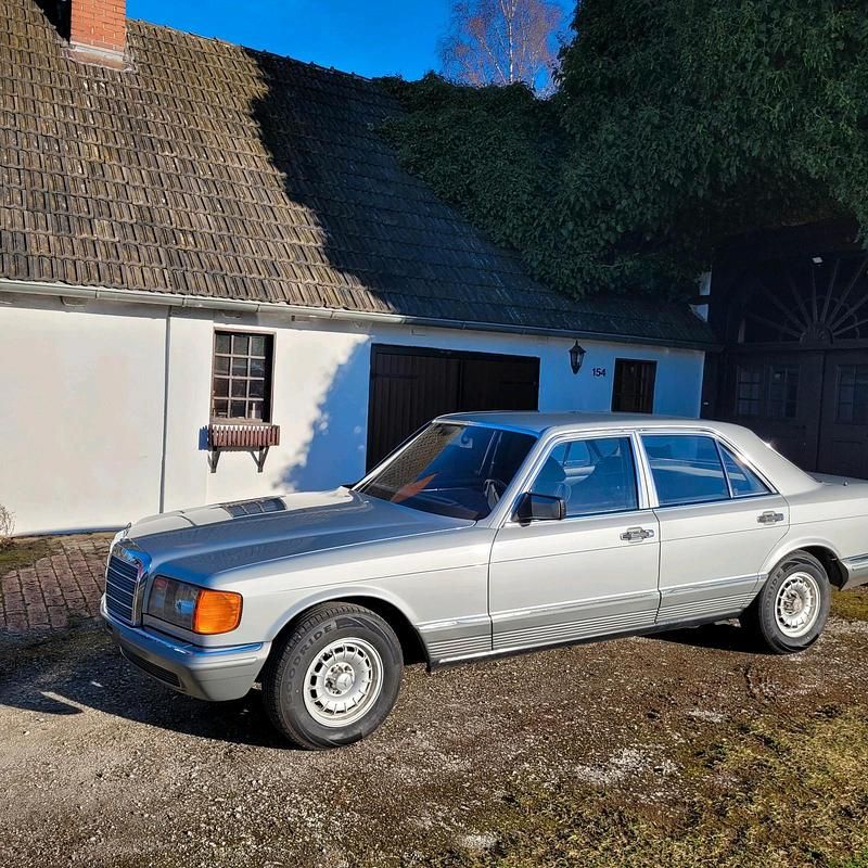 Second-hand Mercedes E280 185 CP (136 kW) 1982 Argintiu Berlinǎ
